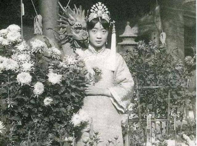 婉容有了孩子,当丈夫的溥仪应该高兴,为何要杀掉婉容的孩子?