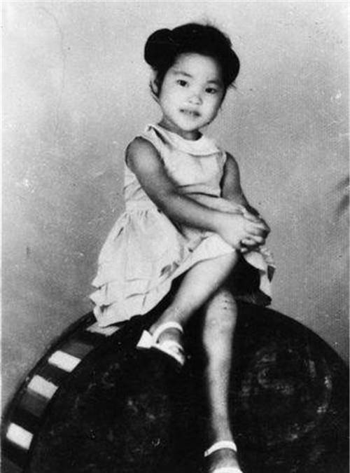 邓枢兴奋地给女儿取名为"邓丽筠",希望她能像挺拔的竹子那般正直有