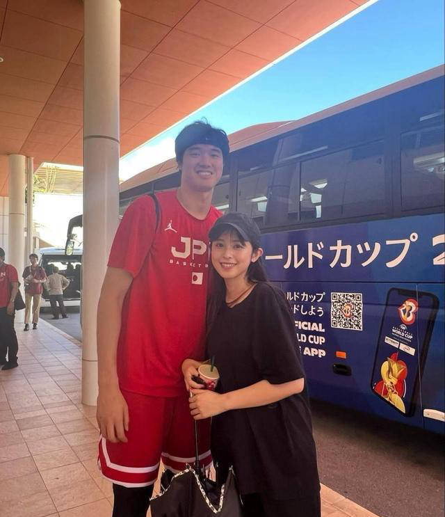 日本男篮国手渡边雄太妻子晒合照庆祝结婚2周年