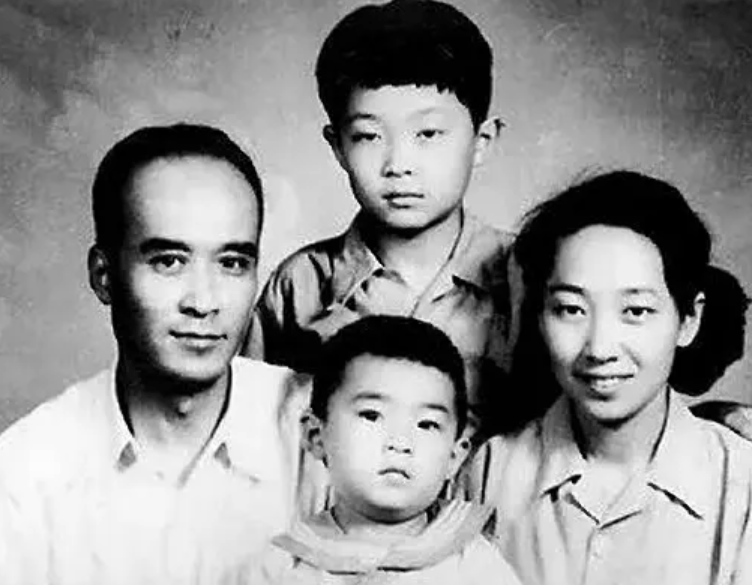 李亚林成名于50年代的顶流男星,28岁爆红,长得眉清目秀,曾是无数女孩