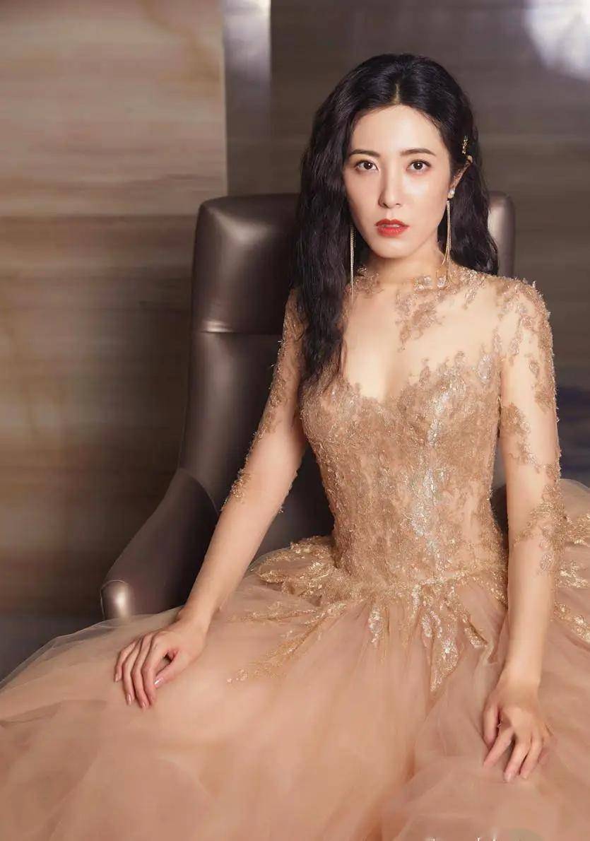 曾黎才:艺术性感女神的迷人写真赏,美貌与才华的极致体现,谁能抵挡得