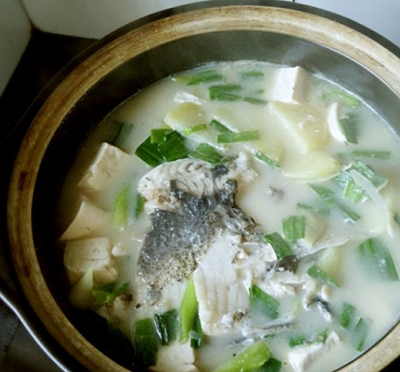 这锅鱼头汤,我周末准会做一锅,浓浓汤汁,鲜味十足,老少皆宜