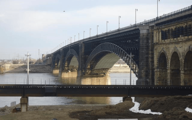 图中是坐落于美国西弗吉尼亚州的惠灵悬索桥,与1947年开始施工,49年