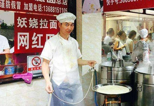 还记得拉面哥田波吗?走红后娶女粉丝开店当老板,如今又成普通人