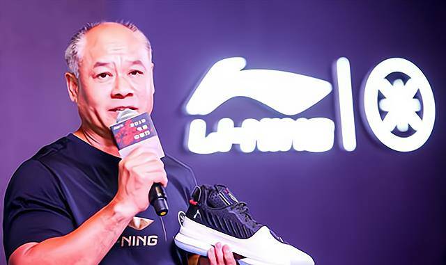 57岁李宁:当年体操王子已身价百亿,头发脱落,妻子依旧貌美如花