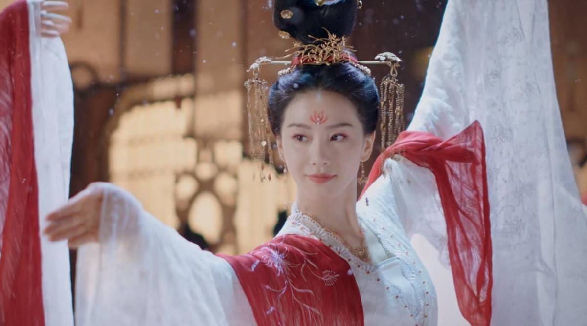 同样头饰繁琐,把李沁和杨紫等人放一起看,女星审美差距就出来了