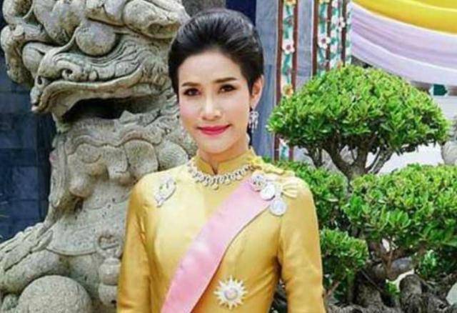 牵手秀恩爱瞬间挤爆网络,41岁王后压力倍增_妮娜_苏提达_王室