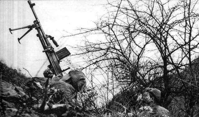 湘西80岁老人,曾只身歼敌165人,晚年在博物馆见到自己的枪痛苦