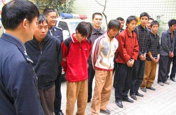 当沈烈烈一家的生活条件开始变得好起来的时候,他的父亲却意外染上了