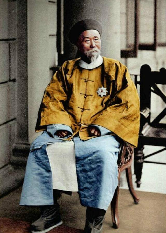 李鸿章入土不过60年,尸骨被人炸墓挖出,挂在拖拉机后面拖行游街