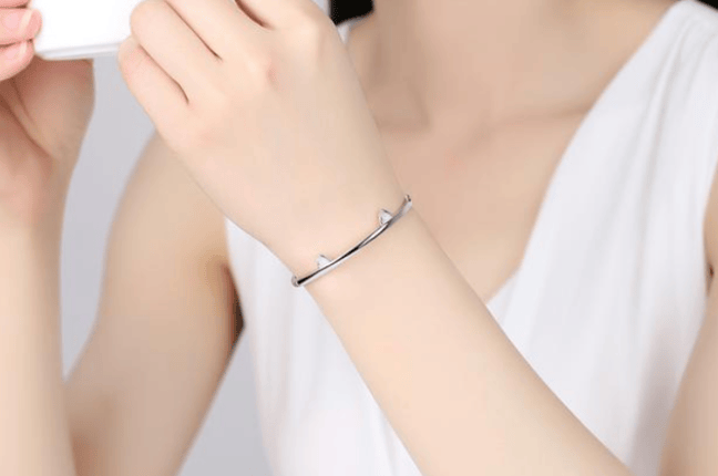 排毒养颜假如一个女人长时刻戴银手镯,一段时刻后,你会发现她的