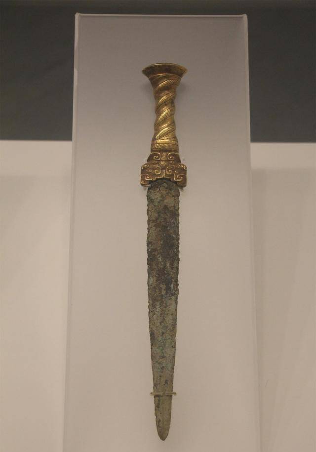 盗墓贼落下12斤的"黄金剑",估价过亿元,专家:英国曾抢走一把