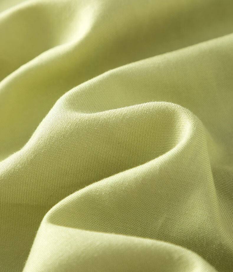 在颜色上,采用了青绿色的配色,低饱和度的浅色系,具备了足够的清爽与