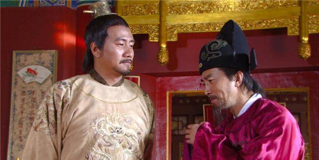 朱元璋宴请老臣,刘伯温悄悄将龙袍一角压在身下,竟救了自己一命