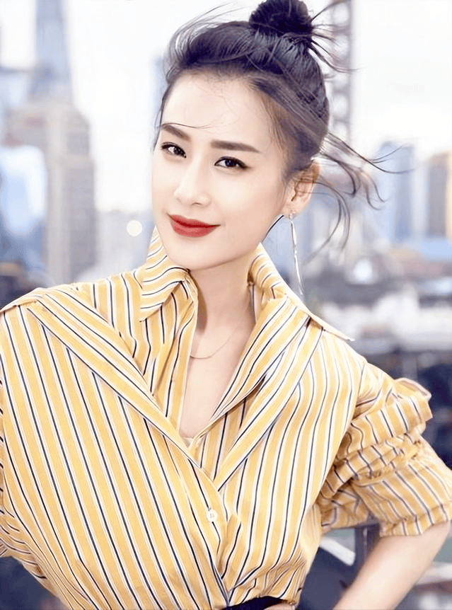 黄圣依直播意外走光,隐私大曝光震撼全网,网友评论炸锅!