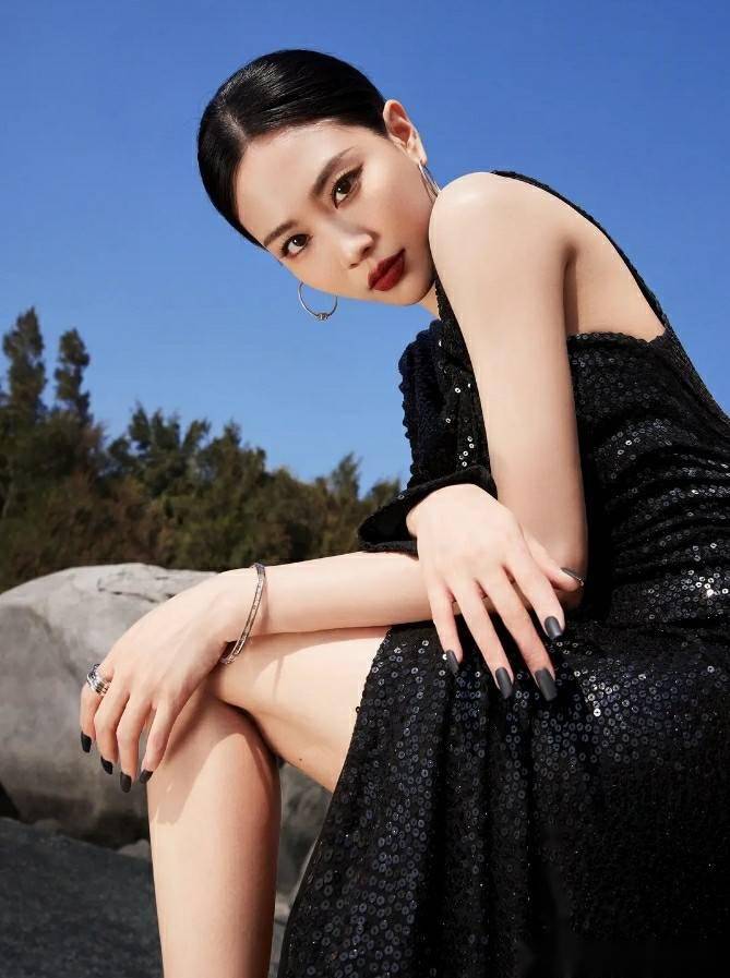 [41岁王霏霏写真:风华绝代的魅力,女神的美貌令人难以抗拒,这谁顶得住