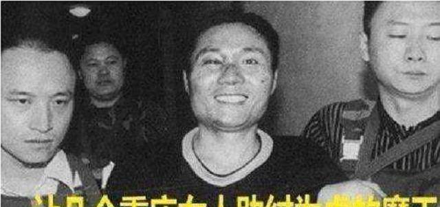 湖南第一悍匪张君靠抢劫为生,立帅气多金人设,哄骗女子为他卖命