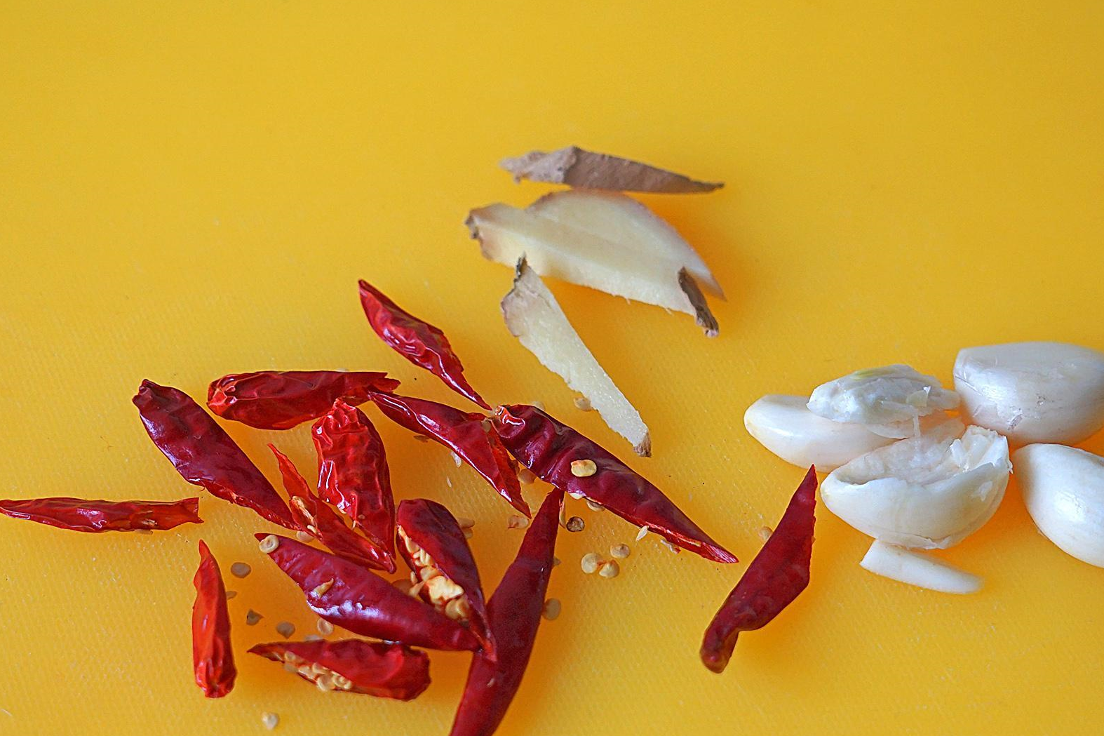 1,先准备好处理干净的鸡肉,眉豆等食材,此处眉豆就是大家说的四季豆