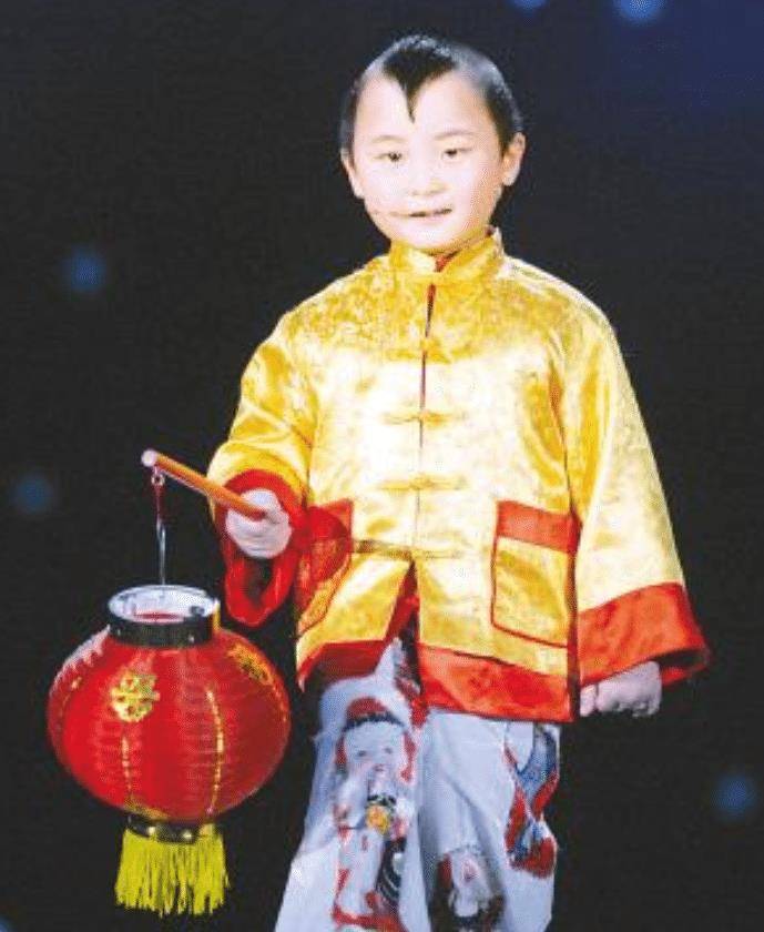 2012年春晚的开场童谣让人们印象深刻,那个像从年画里走出来的小男孩