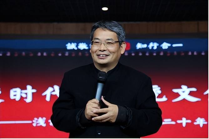 先生做主题报告北京四海孔子书院创办人,中国孔子研究院顾问冯哲先生