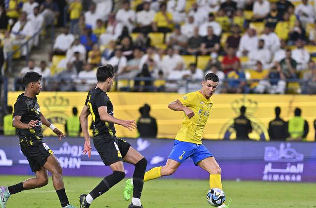 利雅得双雄胜利,c罗双响创纪录,本泽马进球数惨淡