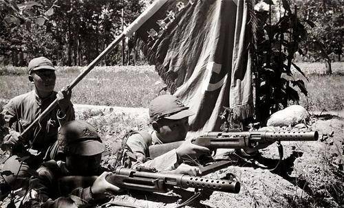 mp18冲锋枪造价低廉,制造工艺相对简单,与之成反比的是强大的火力.