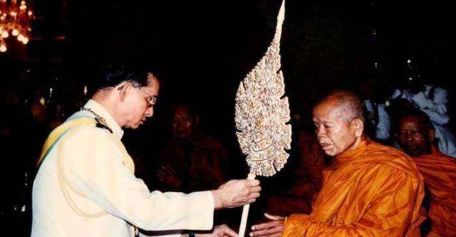 活佛龙婆坤:秘制佛牌多次救人命,泰国国王都要虔诚跪拜他