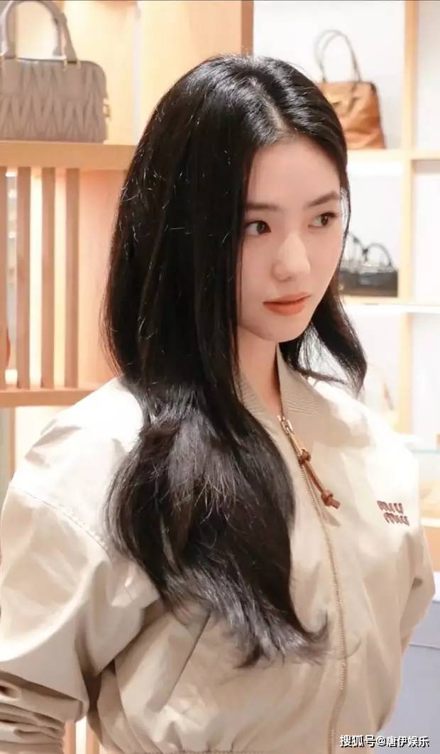 刘浩存新造型曝光,短衫牛仔裤秀小蛮腰,清纯甜美初恋感爆棚!