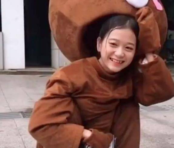 她是小学没毕业的董事长,23岁时有78亿身家,结果全是编的_张曼如_布朗