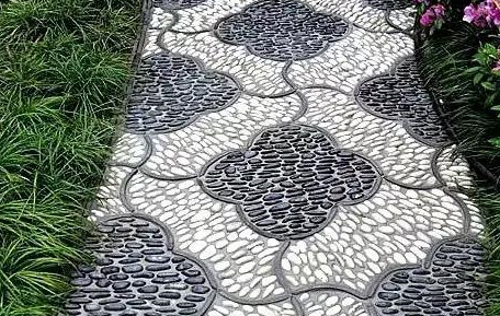 用鹅卵石铺成的园中小路,艺术味儿十足,走一走减肥又降压