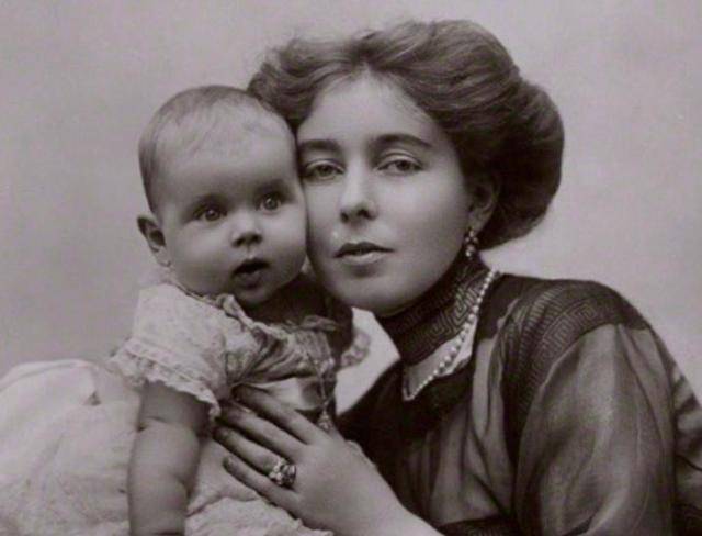 她是丹麦最美王后,膝下无子备受争议,3个女儿却都"赛天仙"_英格丽德