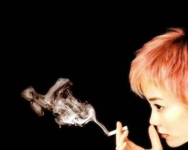 王菲庆祝女儿18岁成年,现身持电子烟引关注