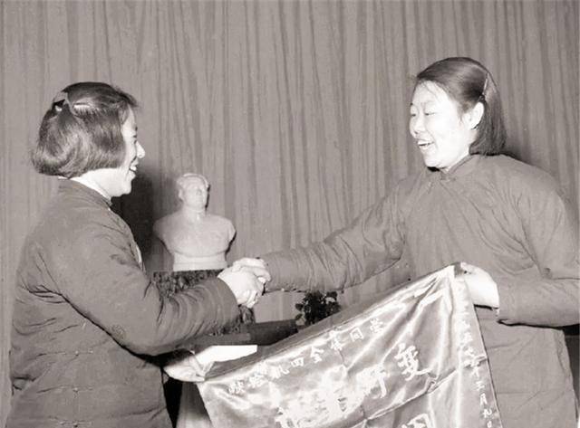 梁军:我国第一位女拖拉机手,后被印在人民币上,高寿90