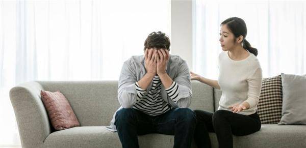 未婚夫过于小气不愿出彩礼,婚后aa制生活,女人不想生孩子却被打_婚姻