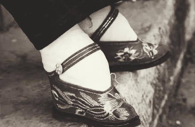 鲁迅死后,二房停了朱安生活费,朱安卖鲁迅的藏书和作品维持生计