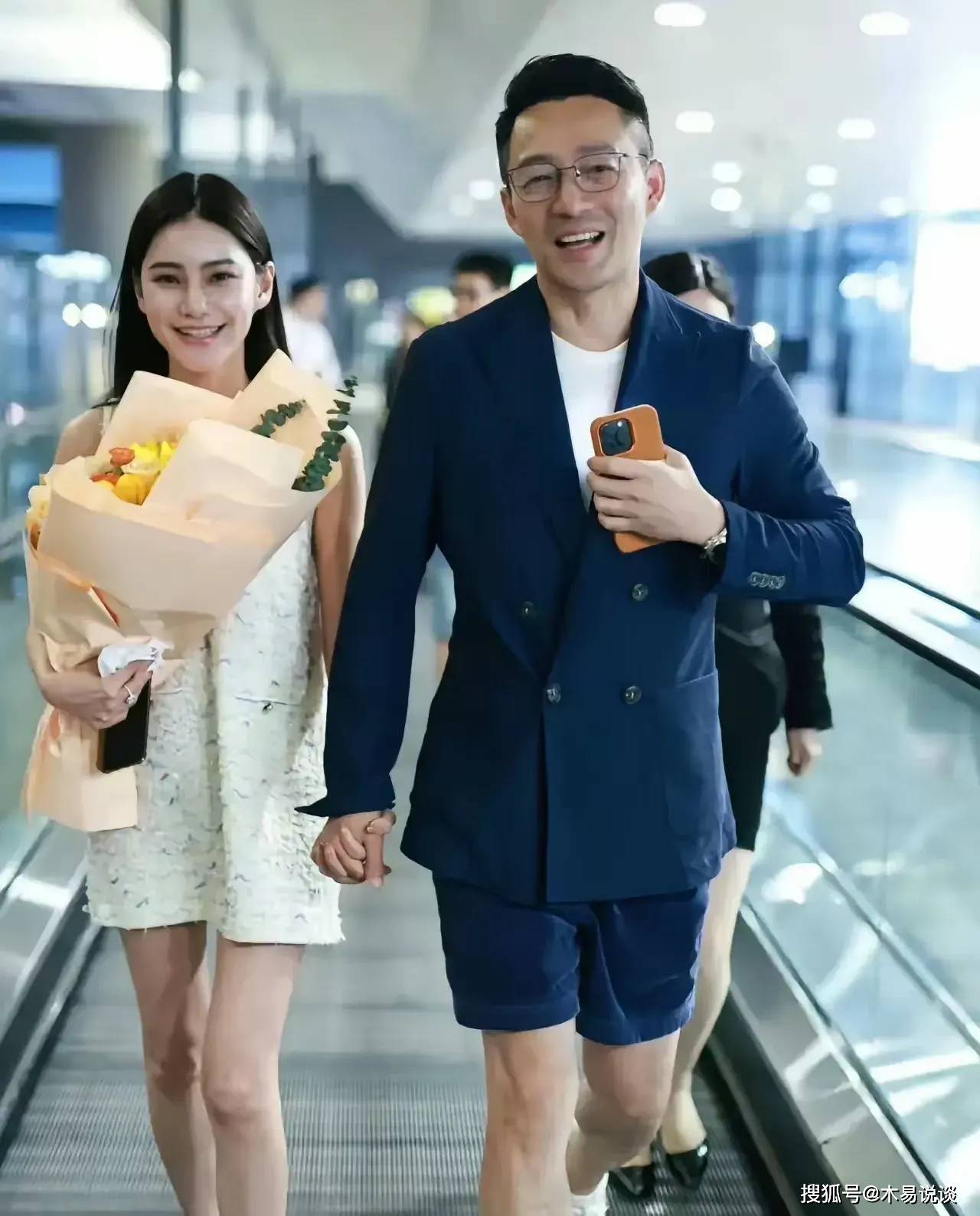汪小菲忙完了工作以后当然要带着老婆好好的在上海转一转,带着她到处