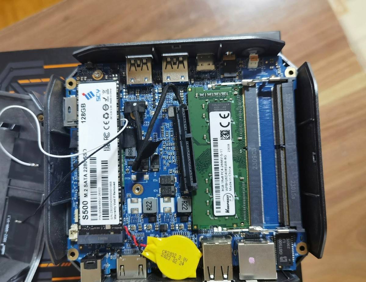 它的机身三围只有124 x 112 x 40mm,采用了一颗amd a9 9400双核处理器