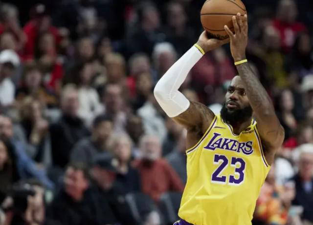 首先,必须理解,詹姆斯超越了球员的身份,更像是一个商业帝国的缔造者.