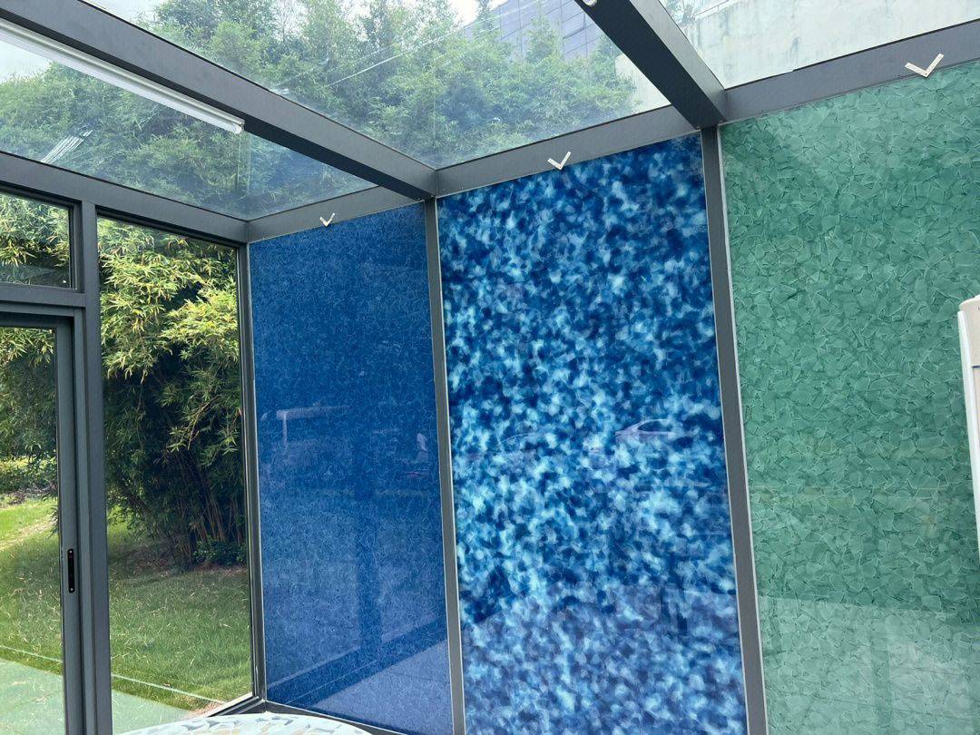 待整幅发光墙透光石安装完毕之后,玉石部分用抹布配合专业石材清洗