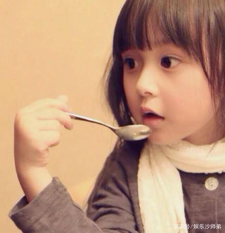 剧中饰演主人公芈月小时候的小女孩刘楚恬,以甜美可爱的外貌在迅速火