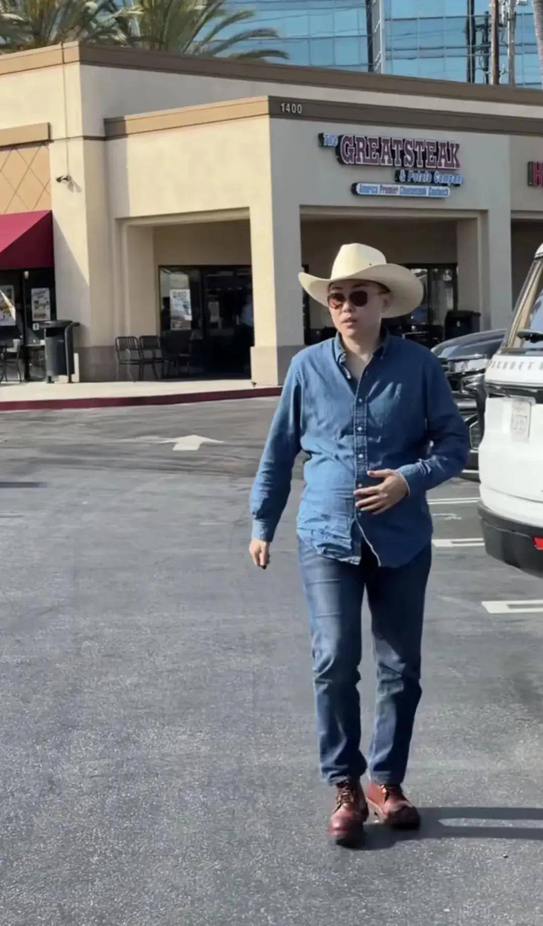 叶海洋挺孕肚带混血女儿逛街,如今未婚生俩娃,三胎即将诞生