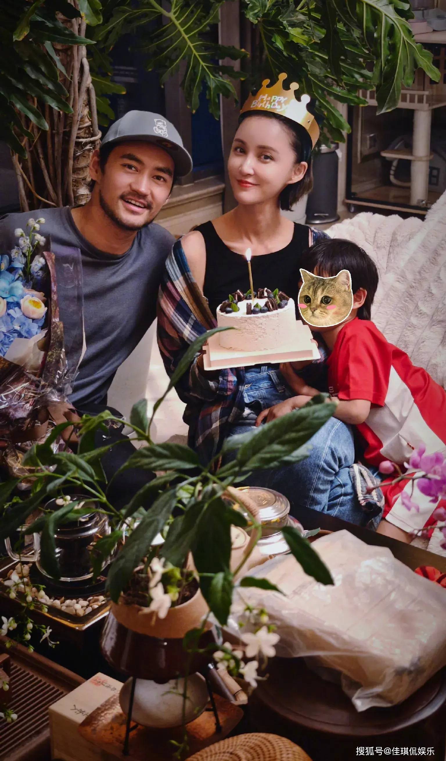 张歆艺庆祝42岁生日,袁弘笑的一脸幸福,儿子四坨依偎在妈妈怀里