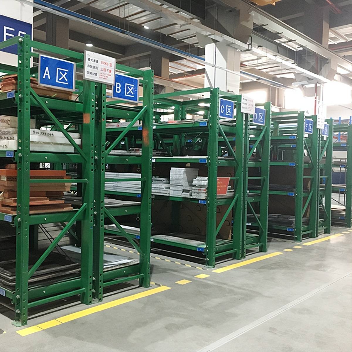 模具货架可帮助实现仓库的机械化和自动化管理,便于取用货物,计数和