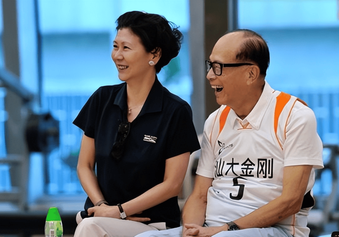 李嘉诚携女友约会,他95岁仍绅士帅气,小33岁女友素颜气质太优雅