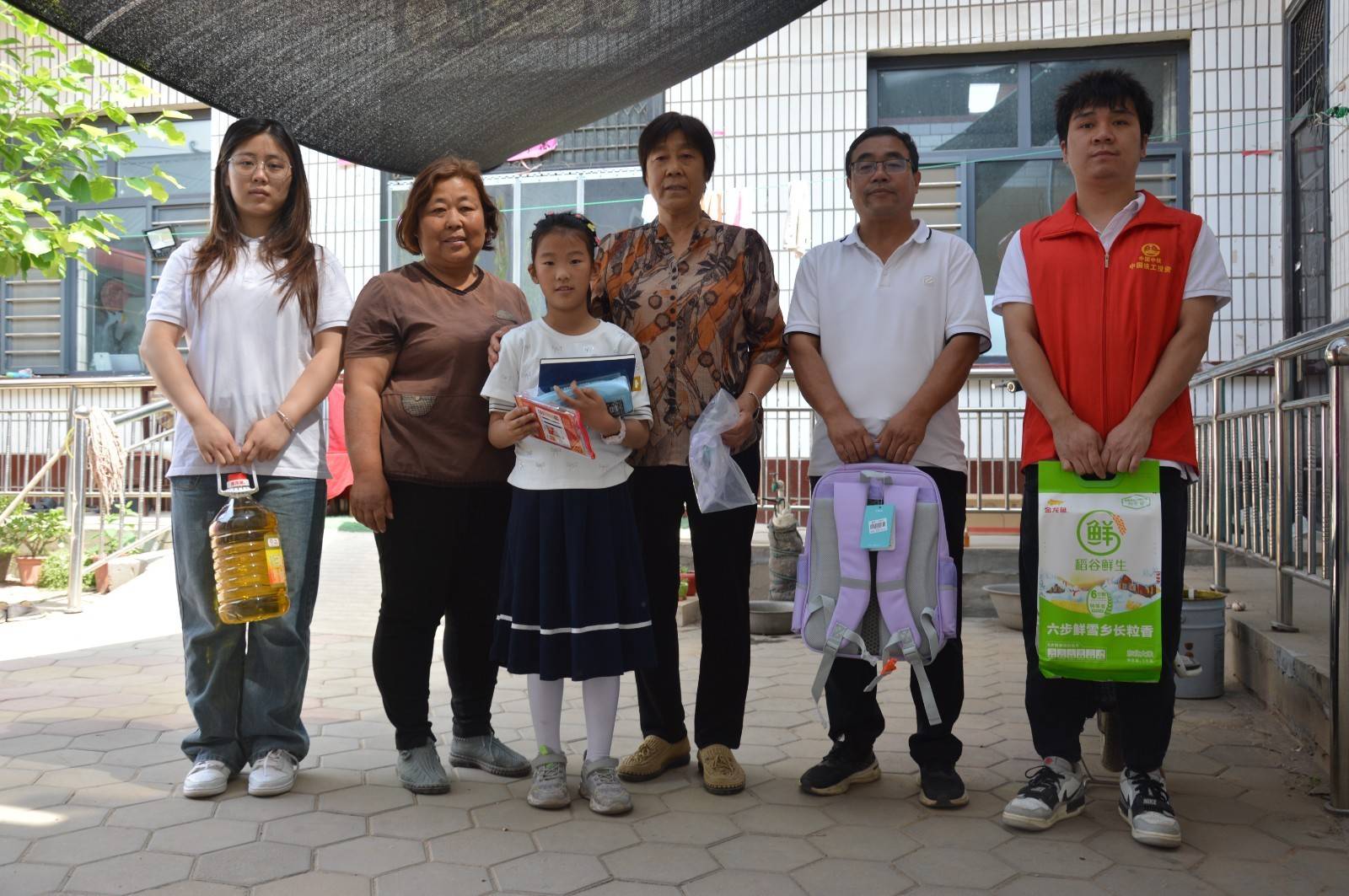 魏县全域水网地表水灌溉项目部与魏县野胡拐蔡小庄创新小学老师们一起