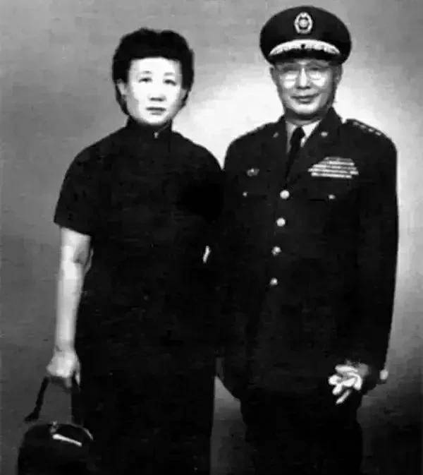 遗忘在时代里的夫妻合照,十里长街送总理,找到喜欢的收藏一下吧