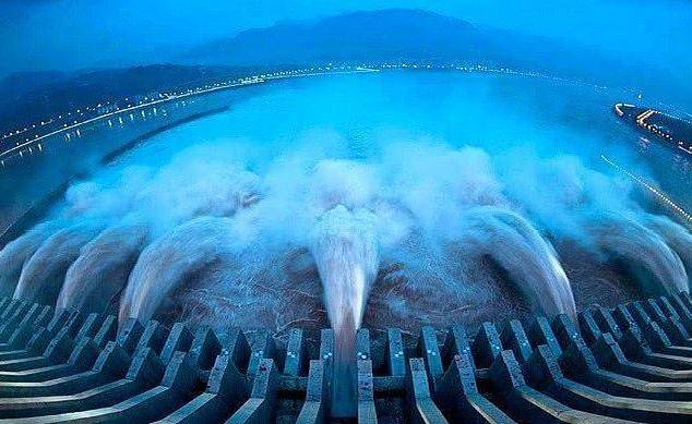 19架轰炸机直奔水坝,4亿吨洪水倾泻而出,3万人睡梦中被吞噬