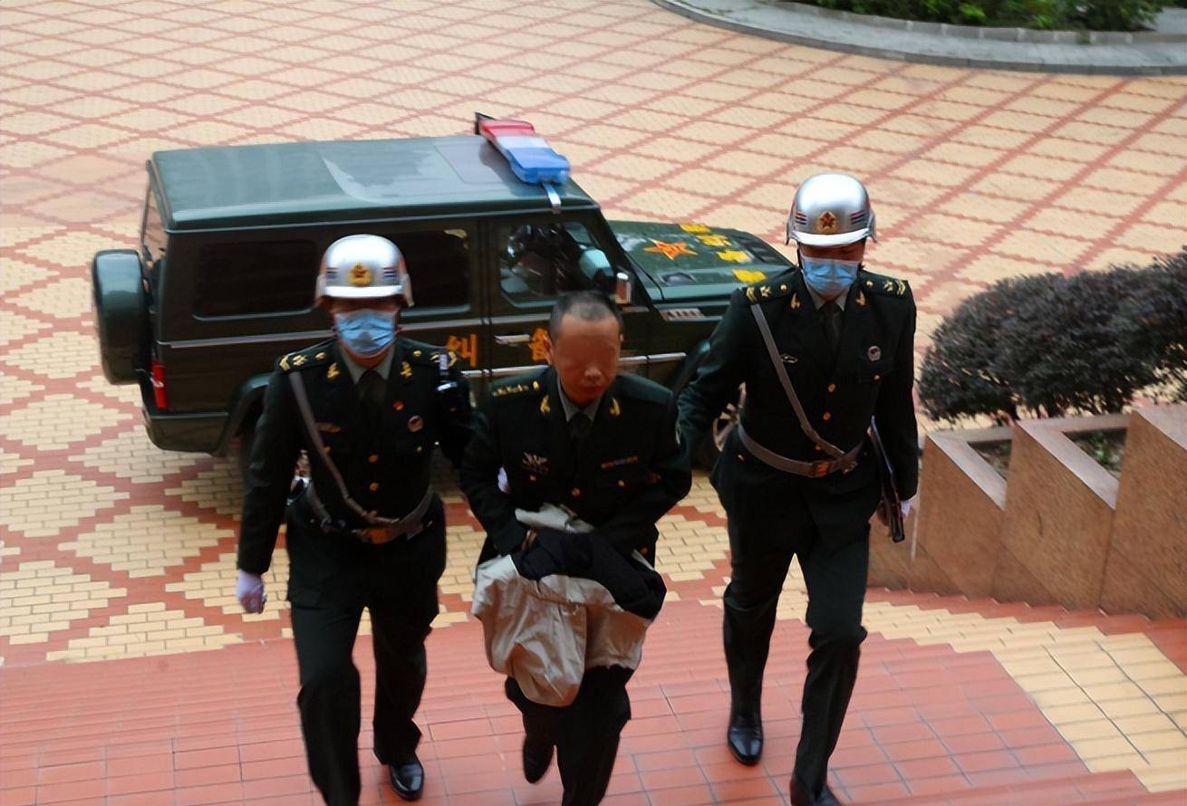 假少将董大维:15年行骗300多万,因入戏太深而被捕,下场如何?