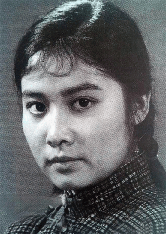 张力维从小的梦想就是当一位演员,可家庭原因带来的变故让她略感苦涩.