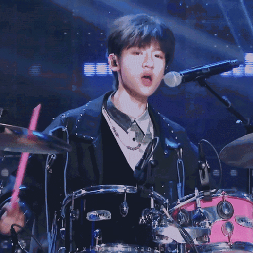 张峻豪恋情传闻不实,时代峰峻辟谣:仅为青春期不当互动